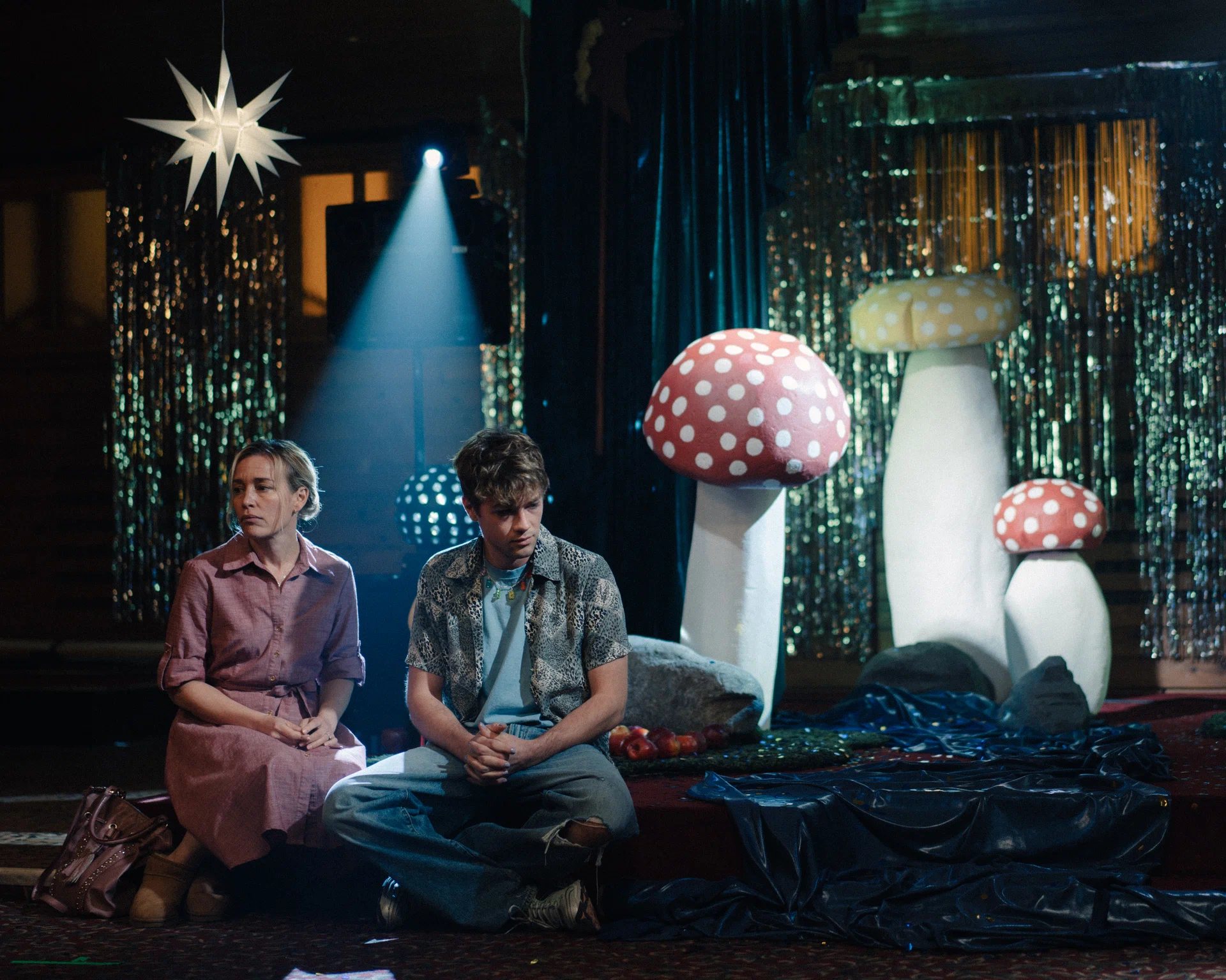 Любовный апокалипсис (2025) - фото №5 Любовный апокалипсис (2025) - фото №5