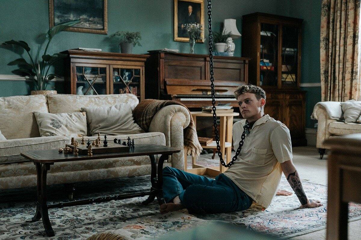 На цепи (2025) - фото №8 На цепи (2025) - фото №8