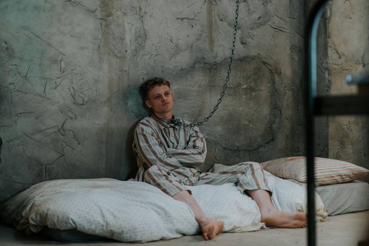 На цепи (2025) - фото №5 На цепи (2025) - фото №5