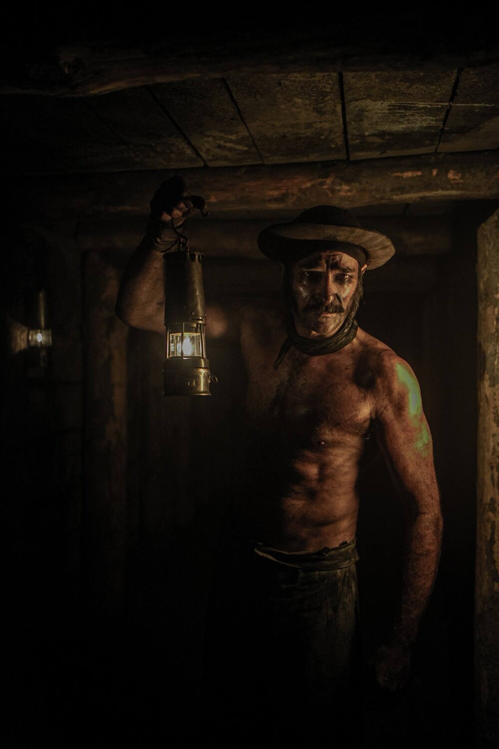 Спуск в бездну (2023) - фото №5