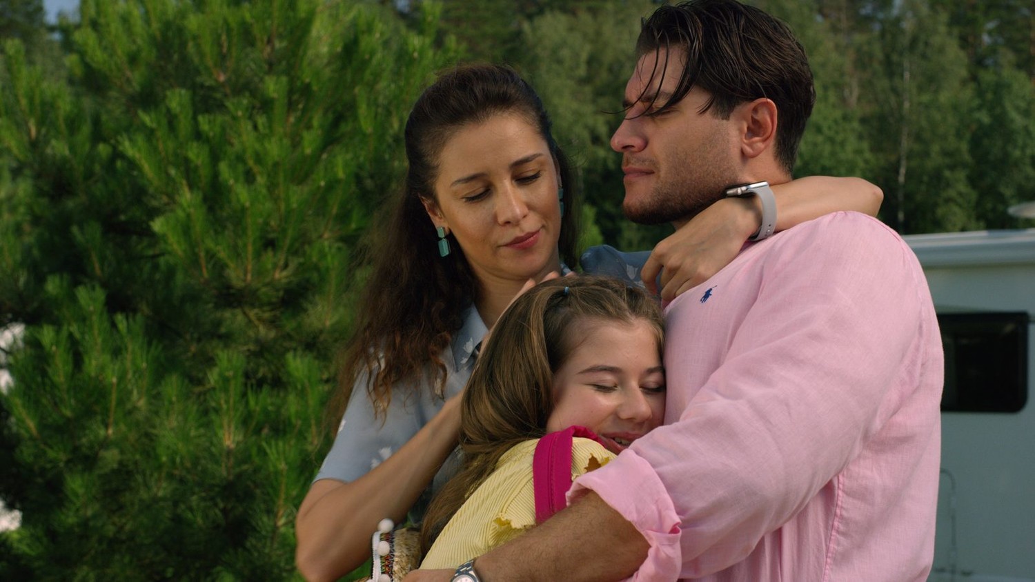 Не одна дома (2024) - фото №8